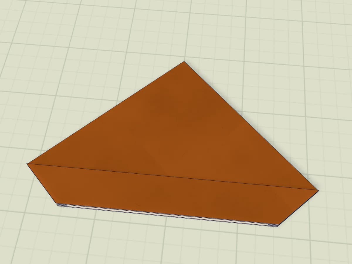 Bateau en papier avec une petite coque sous une grande voile claire