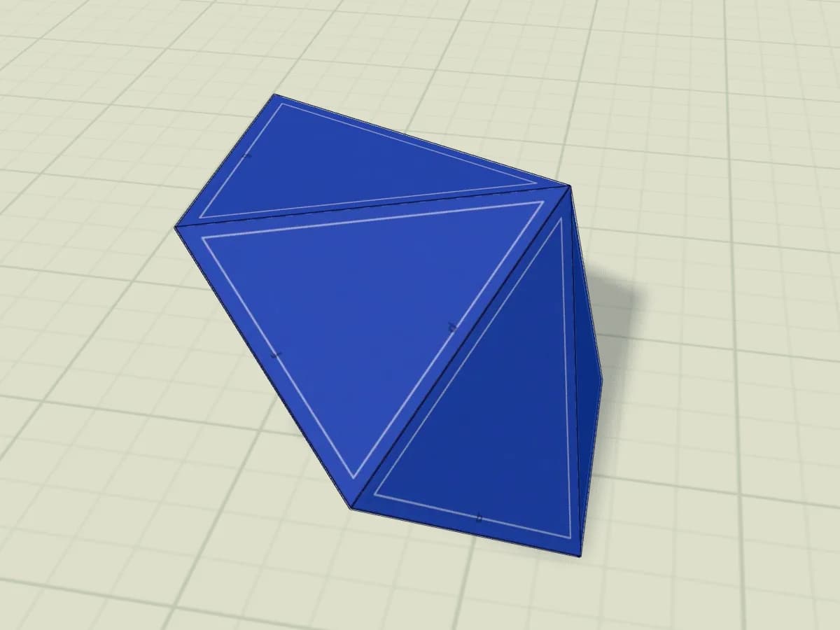 Bipyramide hexagonale en papier assemblée, avec ses deux pointes opposées