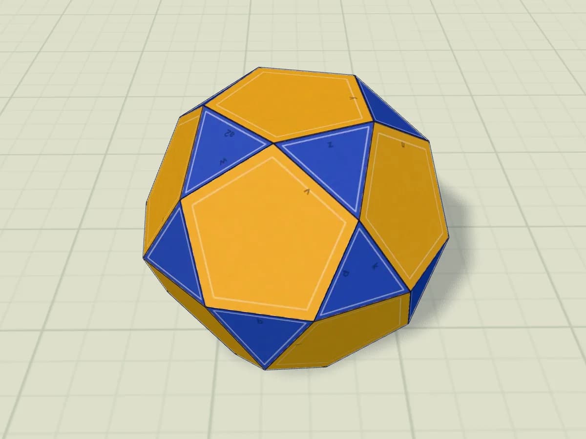 Icosidodécaèdre en papier assemblé, avec des faces triangulaires et pentagonales.