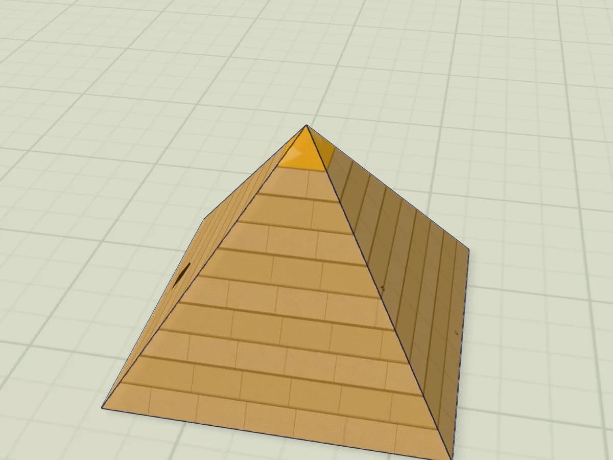 Pyramide en papier fermée, avec une pointe au-dessus de sa base.