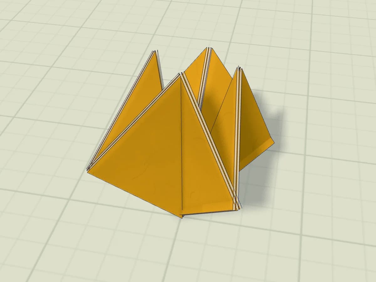 Cocotte en papier formée, avec ses quatre pointes rapprochées.